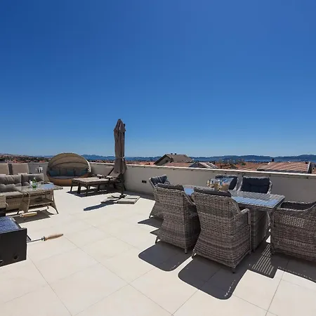 Lux 38b Luxury Penthouse & Deluxe Apartment