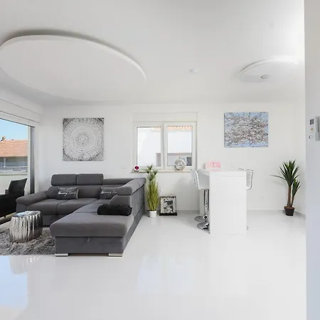 Lux 38b Luxury Penthouse & Deluxe