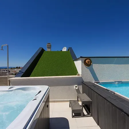 Lux 38b Luxury Penthouse & Deluxe