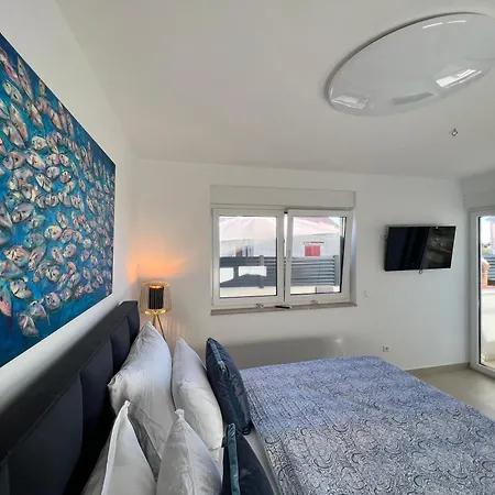 Lux 38b Luxury Penthouse & Deluxe Apartment *