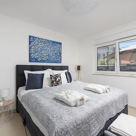 Lux 38b Luxury Penthouse & Deluxe Apartment *