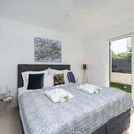 Lux 38b Luxury Penthouse & Deluxe Apartment *