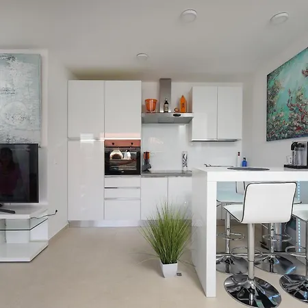 Lux 38b Luxury Penthouse & Deluxe Apartment *